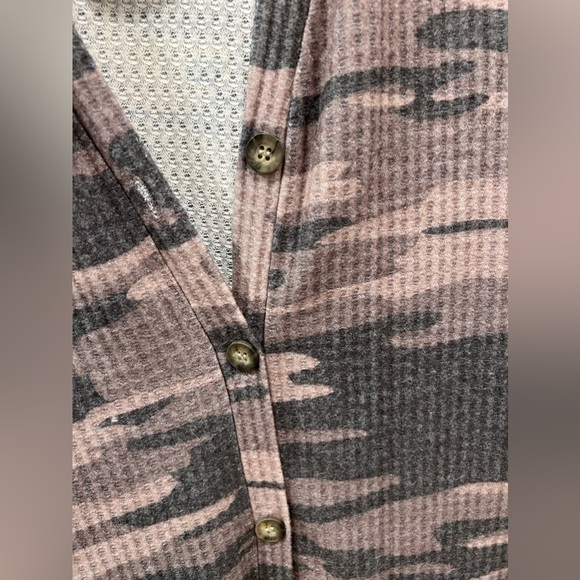NWT Daytrip Camo Button Up Cardigan - Picture 3 of 7